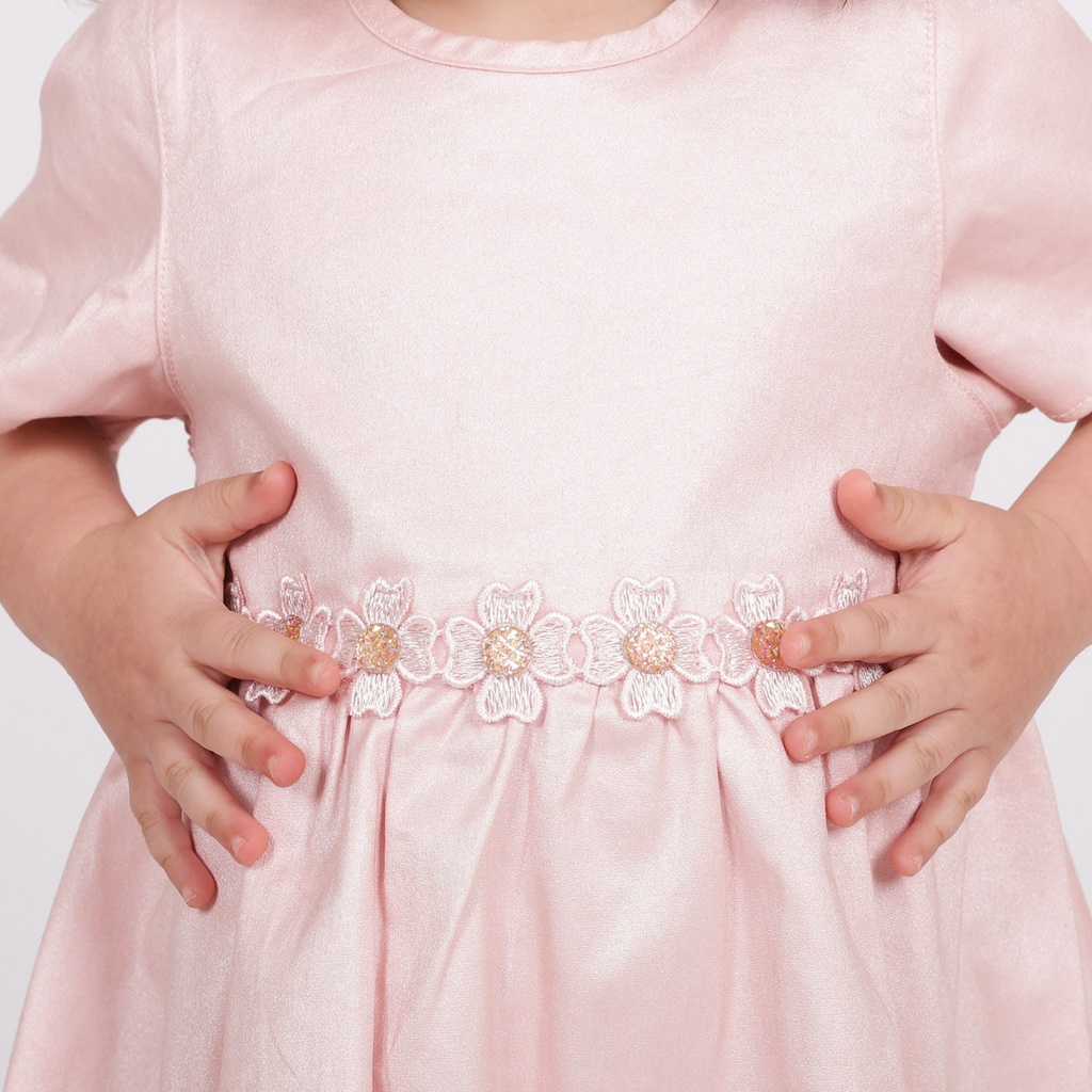 Robe bébé métallisée avec détail