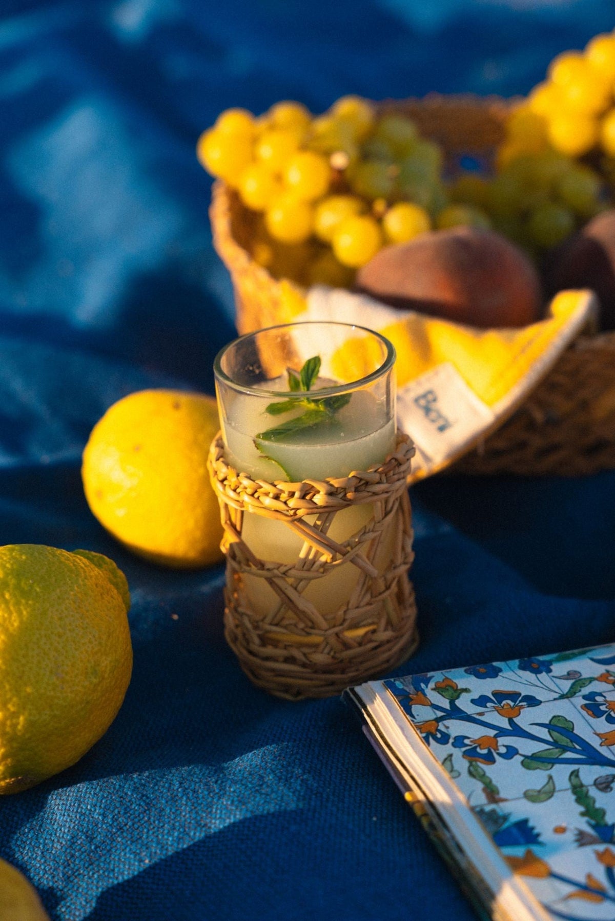 Verre avec porte-verre en smar tressé main