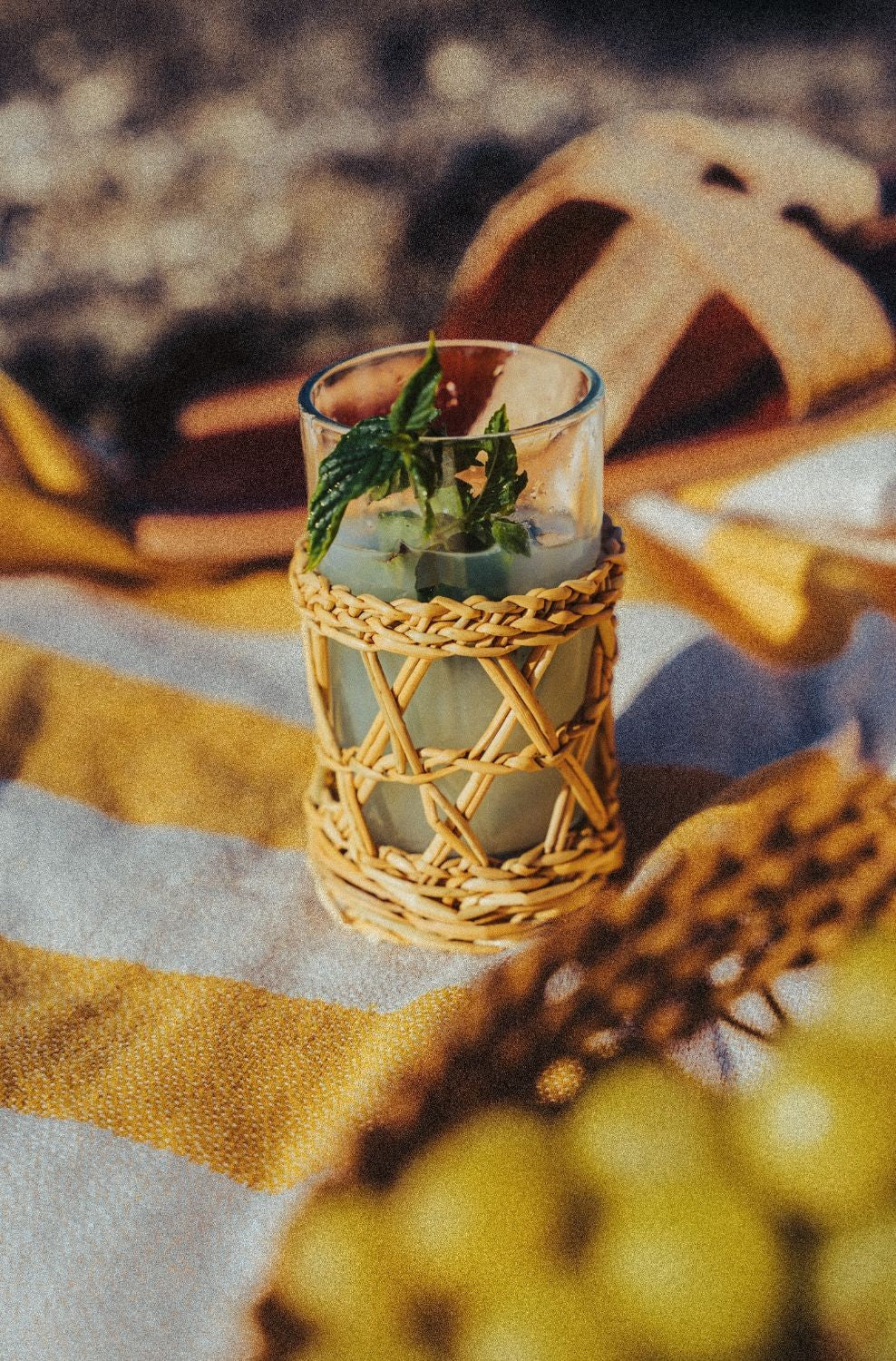 Verre avec porte-verre en smar tressé main