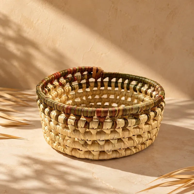 Panier rond tressé avec couleur