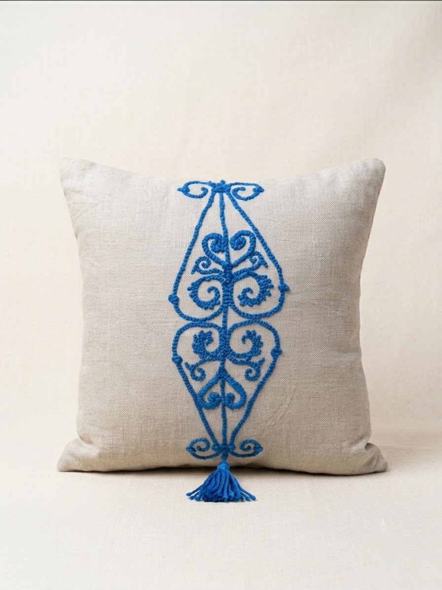 Coussin brodé main ferronnerie bleue, Zakhrafa