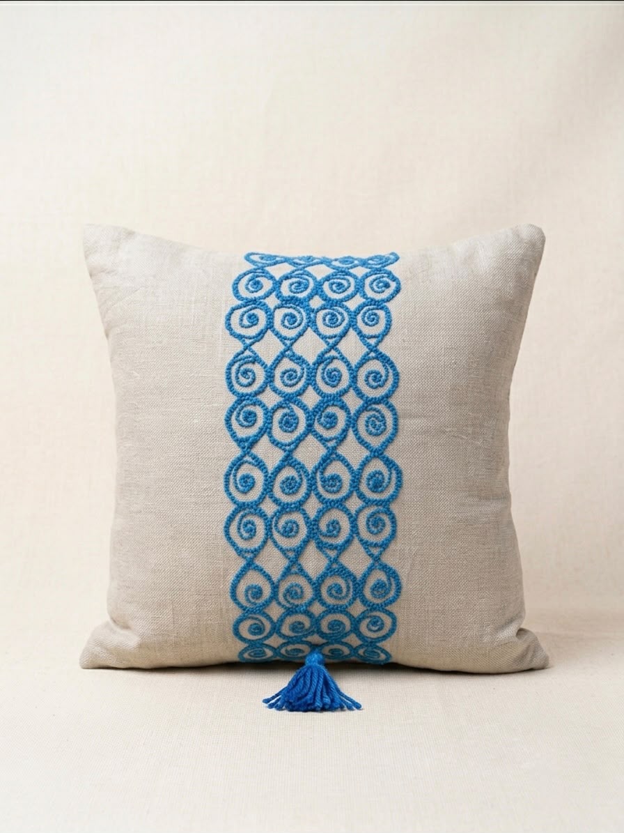 Coussin brodé main spirales bleues, Zakhrafa
