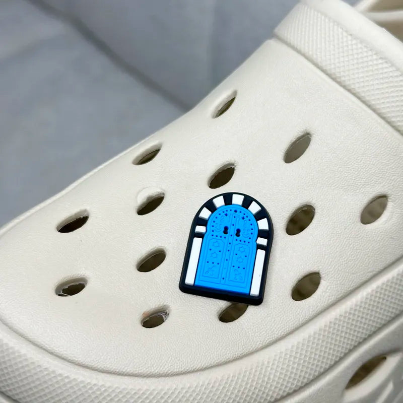 Pins porte bleu