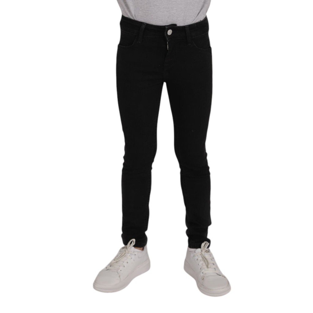 Skinny garçon en jeans